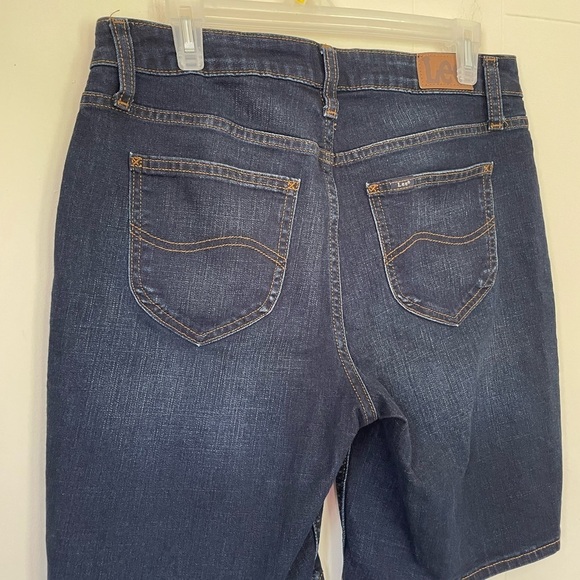 Lee Burmuda jean shorts ~ dark wash denim stretch ~ 9 in inseam women’s size 12M - Picture 4 of 13
